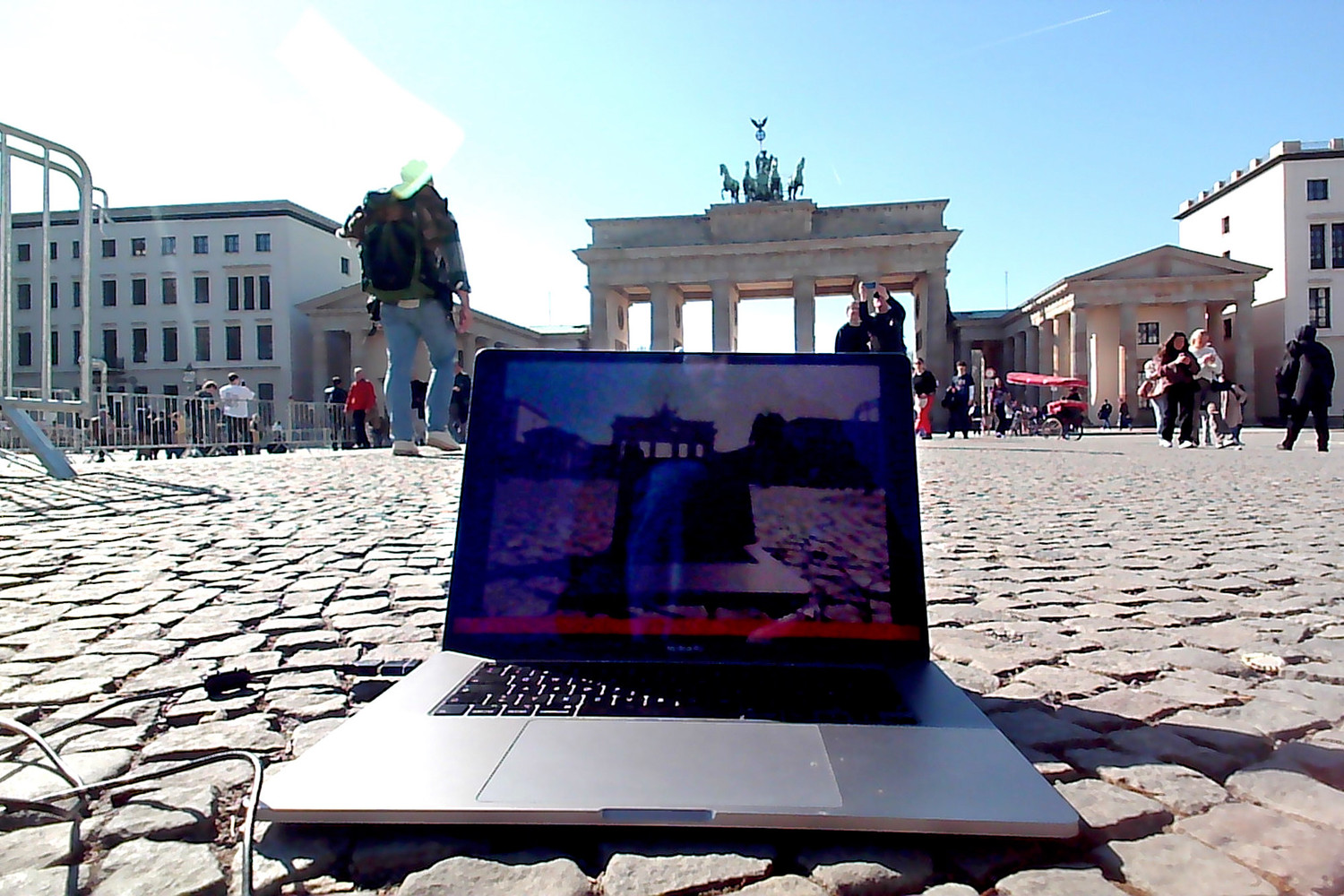 MacBook-Selfie vor dem Brandenburger Tor