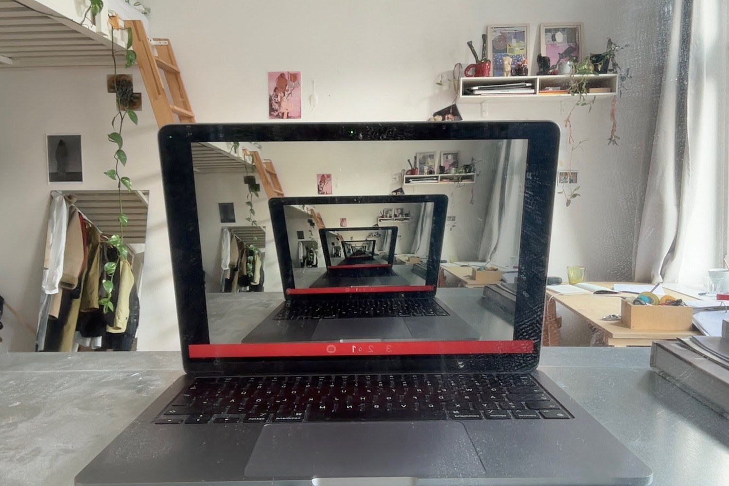MacBook-Selfie im Zimmer
