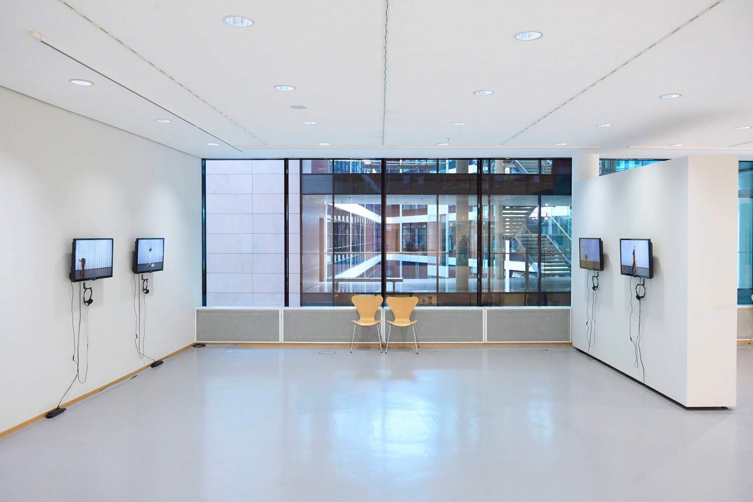 Ausstellungsansicht von Playing Birthday Games (Alone) im Willy-Brandt-Haus Berlin