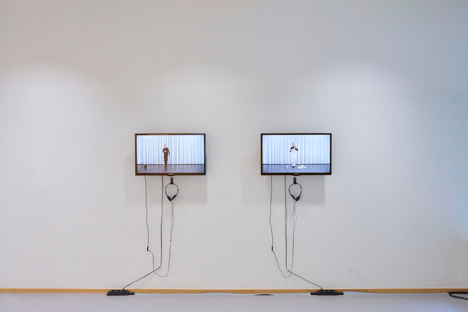 Weitere Ausstellungsansicht von Playing Birthday Games (Alone)