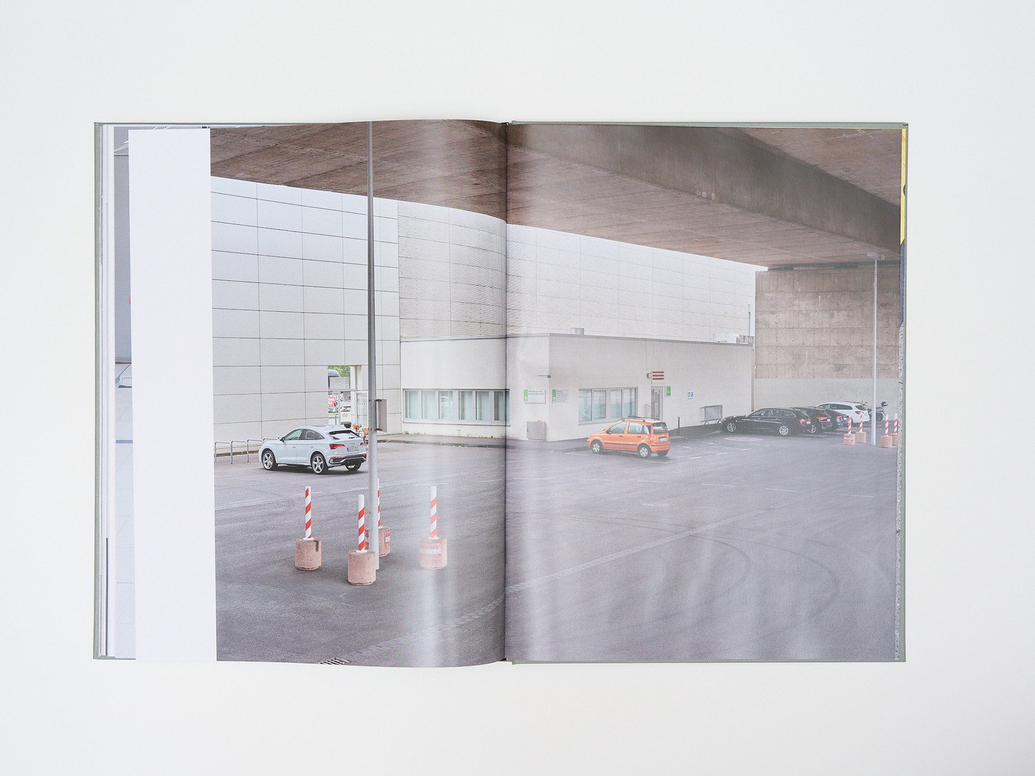 Wir schlafen nicht book and exhibition documentation 25